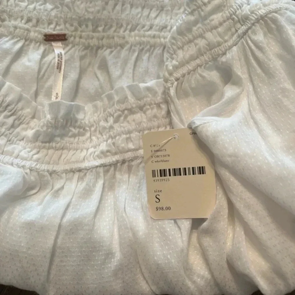 Free People cropped flowy bell sleeve white beachey top. Size Small‎